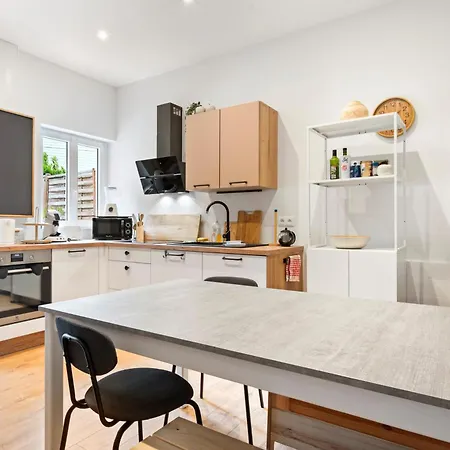 Hébergement de vacances Maison Calme Avec Jardin - 10 Pers - Proche Centre *